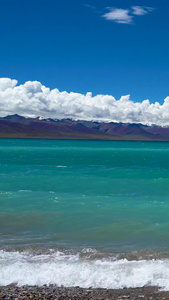 纳木错圣湖碧绿湖水沙滩海浪冲击视频