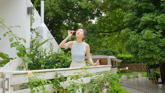 夏日美少女吹泡泡视频