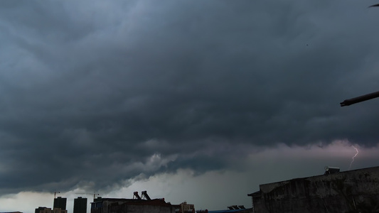 暴雨来临视频