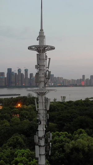 航拍城市街头乌云密布的天空街头夜景5G信号接收器信号塔数码科技素材信号素材69秒视频