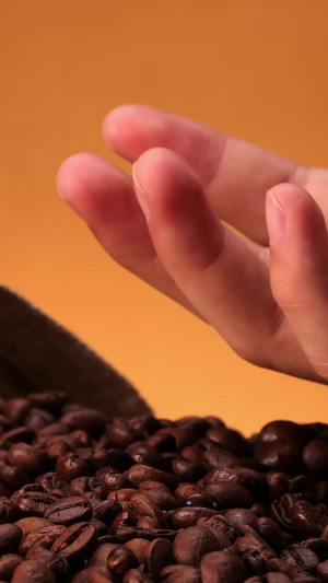 咖啡豆从手指尖滑落39秒视频