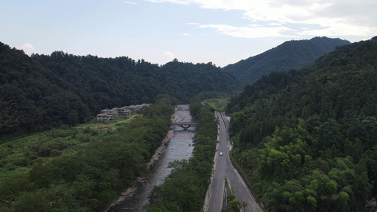 大自然连绵起伏的山峰航拍视频