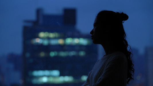 4k夜晚女生靠在窗边想心事[伤心事]视频