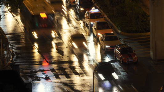 城市暴雨天气道路交通夜景汽车车流4k素材[选题]视频