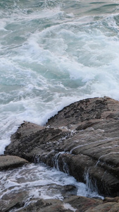 海浪击石海滨栈道视频