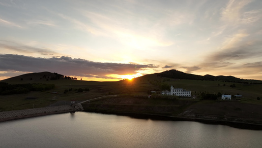 林区山间湖水夕阳晚霞视频