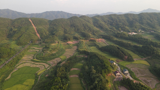 航拍大山里的农业农田视频