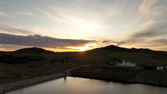 林区山间湖水夕阳晚霞视频