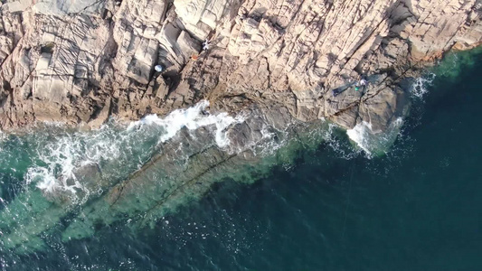 航拍大海礁石海浪视频