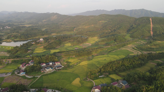 航拍大山里的农业农田视频