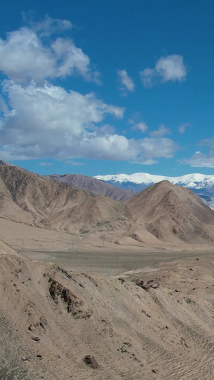 航拍新疆帕米尔高原昆仑山脉雪山与中巴友谊公路旅游目的地39秒视频
