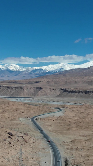 航拍新疆帕米尔高原昆仑山脉雪山与中巴友谊公路自驾旅游39秒视频