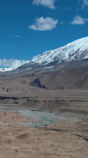 航拍新疆帕米尔高原昆仑山脉雪山与中巴友谊公路自然风光39秒视频