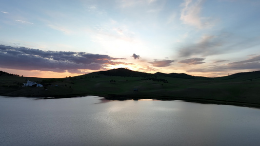 林区山间湖水夕阳晚霞视频