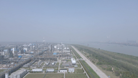 航拍长江边投产的工业能源乙烯石化生产基地4k素材视频