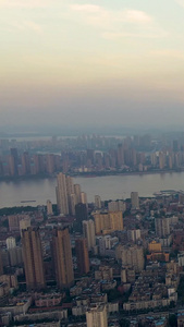 航拍晚霞天远眺长江和城市建筑视频