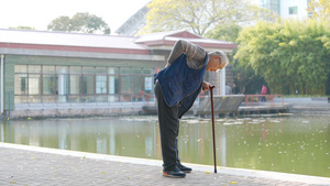 手拿拐杖的老年人腰酸背痛25秒视频