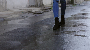 下雨天女人走在巷子小路上30秒视频