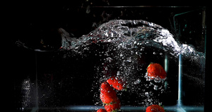 4K升格慢动作拍摄草莓入水22秒视频