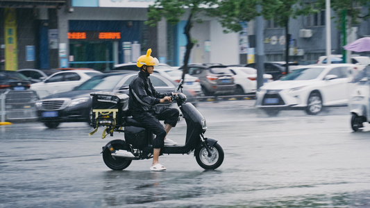 4K升格雨天的外卖小哥视频