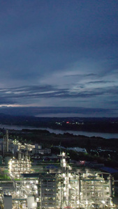 海岸石油冶炼厂夜景航拍视频