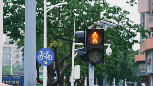 4K升格雨天的红绿灯视频