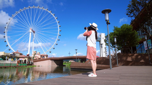 游乐场女性摄影风景视频