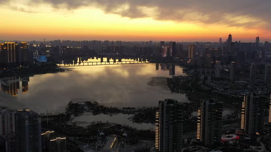 航拍晚霞下的武汉沙湖和住宅区视频