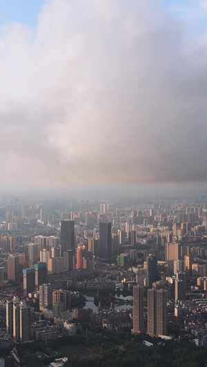 航拍风光城市蓝天白云高空俯瞰城市天际线金融中心建筑道路素材城市风光42秒视频