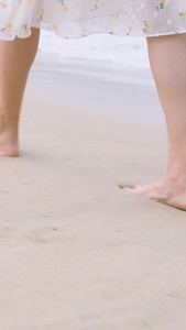 少女沙滩漫步特写旅游度假视频