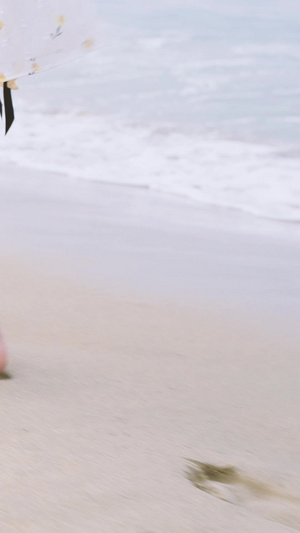 少女沙滩漫步特写日系少女18秒视频