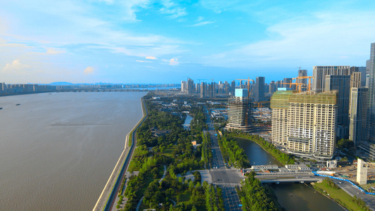4K大气航拍杭州钱塘江上的城市群蓝天视频