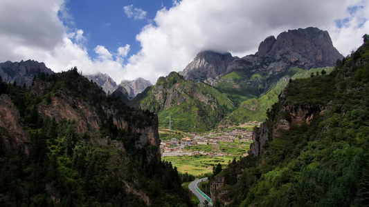 航拍隐藏在大山深处的原始村落视频