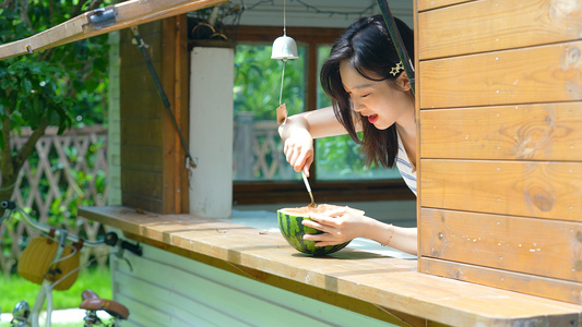 夏日活力美少女吃西瓜视频