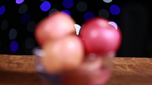 玻璃碗放一碗苹果视频