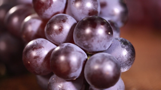 成熟的一串葡萄提子视频