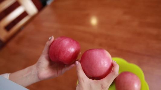 观察果盘里的红富士苹果视频