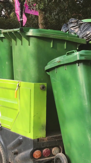 城市环卫保洁工人搬运垃圾劳动环保素材垃圾桶24秒视频