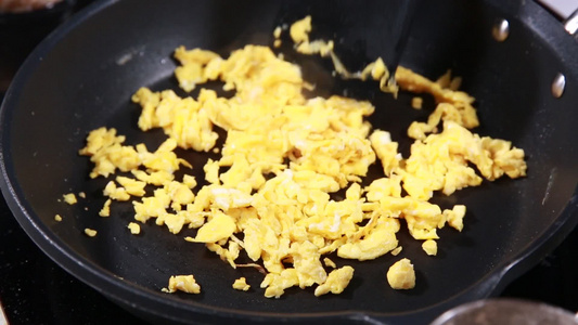厨师打鸡蛋炒鸡蛋摊鸡蛋视频