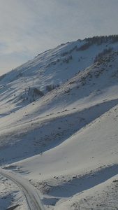 日落雪山风景优美交通道路旅行高速公路视频