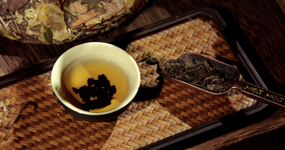 茶案上摆放的茶水茶叶与茶匙视频