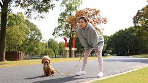 在公园牵着狗跑步休息的少女7秒视频