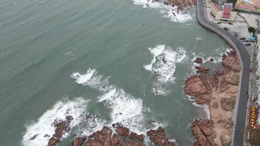 俯拍大海海浪拍打礁石 视频