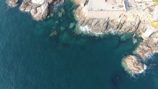 俯拍大海海浪拍打礁石 视频