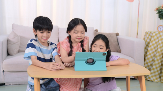 三个孩子在用平板学习视频