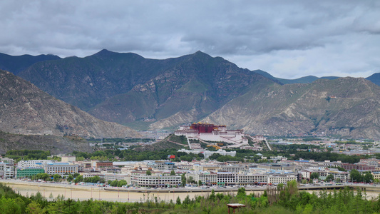 布达拉宫远景与拉萨城市风光延时视频视频