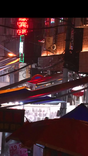 城市雨天夜晚打着伞夜市购物逛街的人群素材城市素材60秒视频