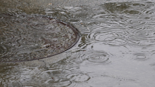 下雨积水城市排水下水道水井 视频