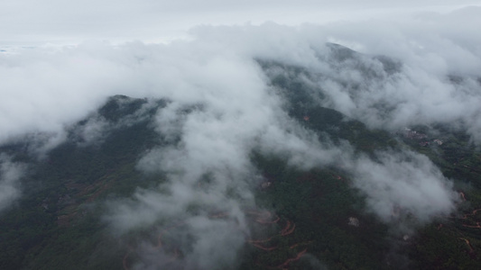 航拍大山云雾视频