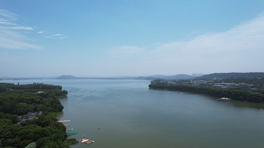 5A景区东湖航拍城市自然风光湖景蓝天白云天空4k素材视频